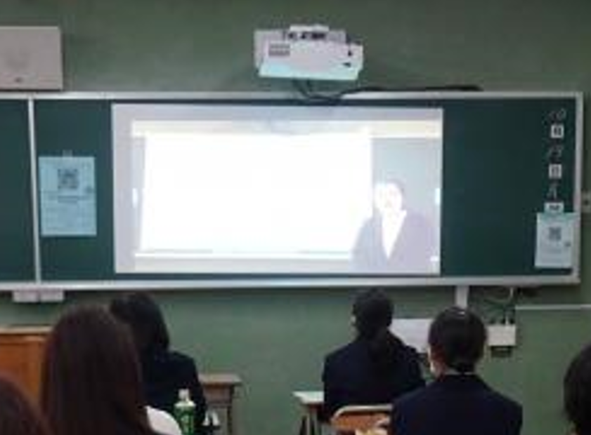 校内ライブ放送の様子